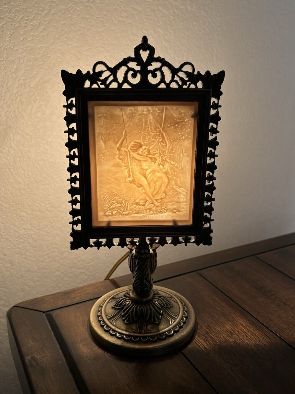 Victorian Style Porcelain Lithophane Accent Lamp David Delamare, Couple On Swing